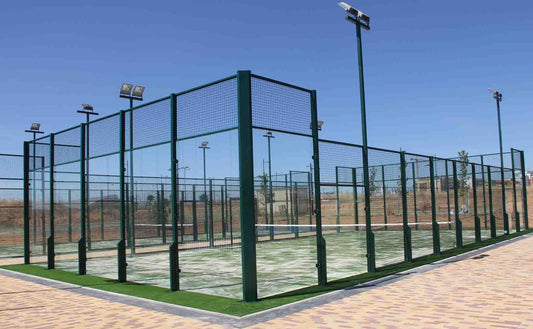 Giocare a Padel all'aperto