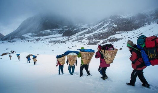 Quanto costa una guida Sherpa per scalare il monte Everest?