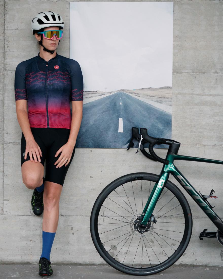 Occhiale da donna per bici da corsa e ciclismo lente specchiata colore azzurro fucsia modello GRAVEL