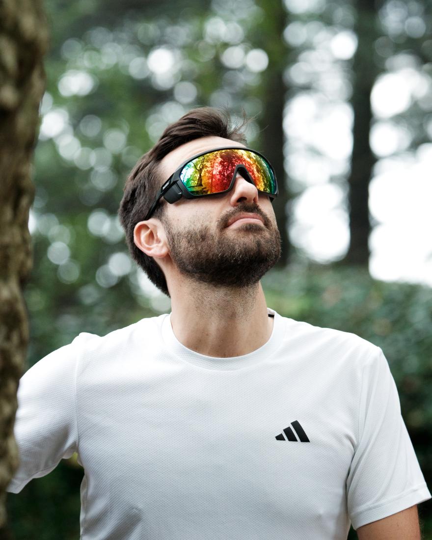 Occhiale da running e trail running a mascherina con parti laterali di protezione dalla luce modello ALPEN