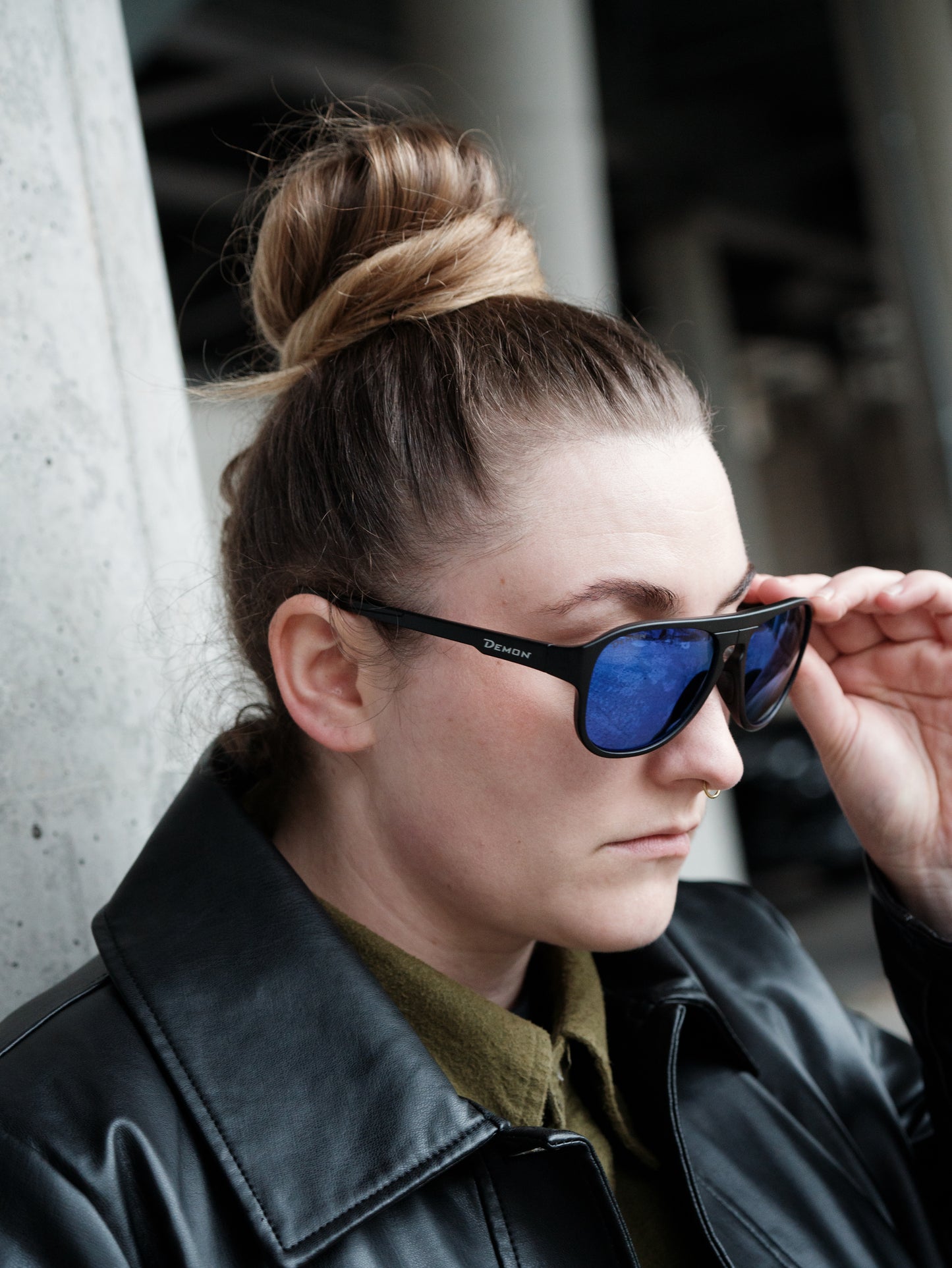 Occhiale moda donna lente specchiata blu nero opaco modello AVIO