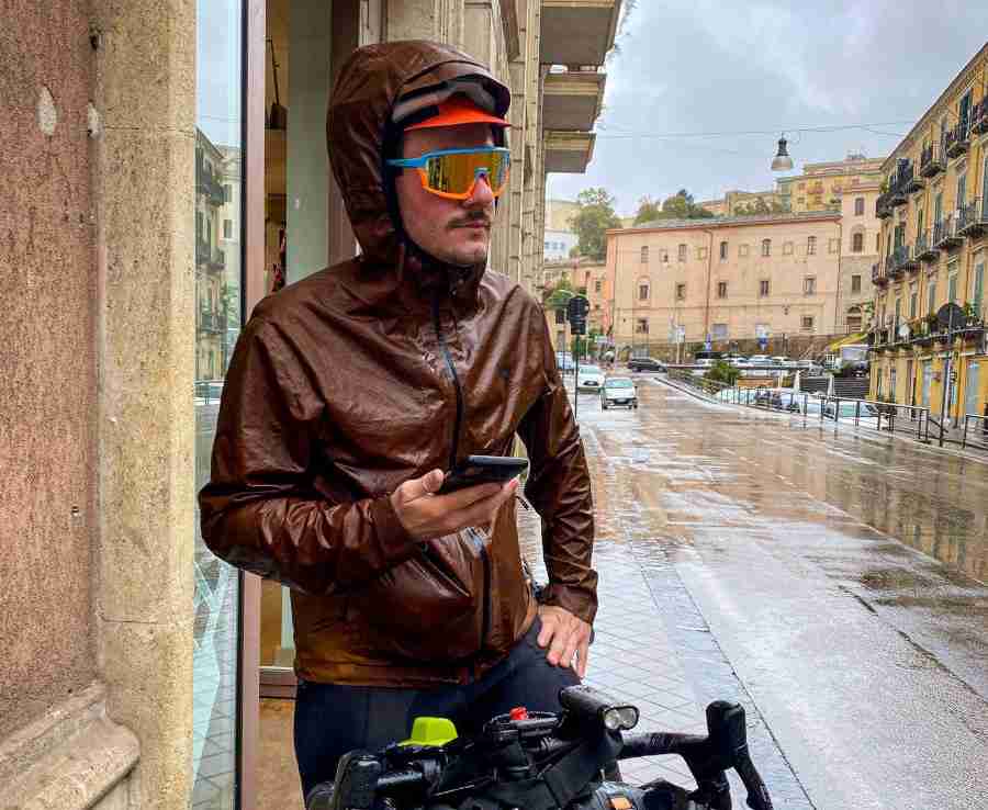 Cosa fare se sei in bici con occhiali a lente scura e va via il sole?