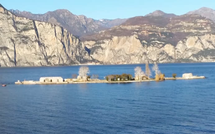 Giro in Bicicletta alla Scoperta dell'Isola delle 100.000 bombe