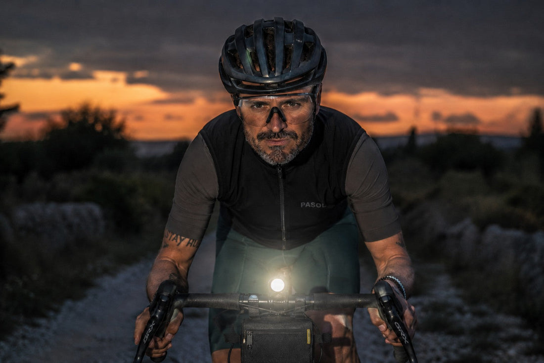 Gravel notturno: luci, occhiali trasparenti e sicurezza