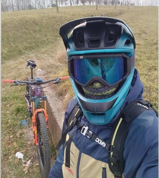 Comparison of full-face MTB and chinless helmets for mountain bike adventures