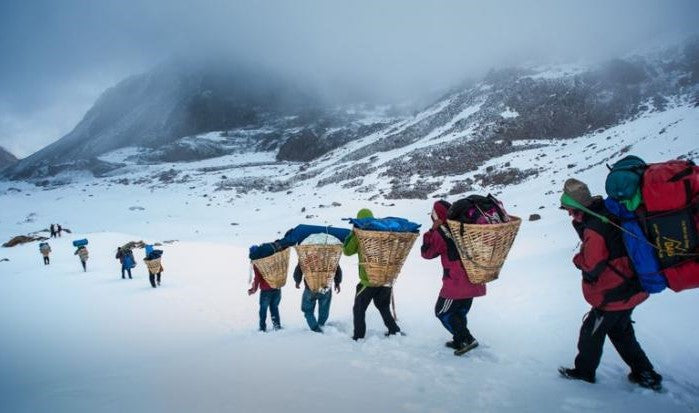 Quanto costa una guida Sherpa per scalare il monte Everest?