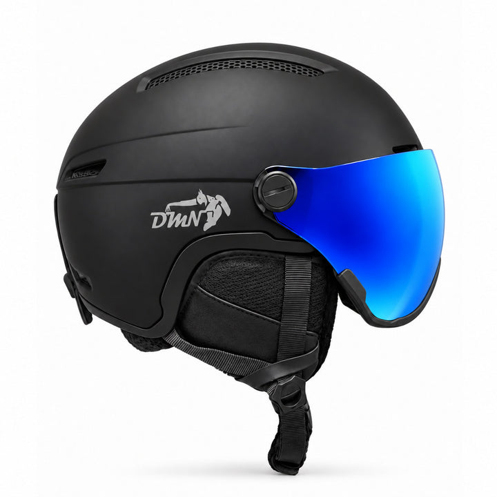 Casco snowboard DMN NIVAL-V nero opaco visto lateralmente con visiera integrata REVO Mirror Blue specchiata, categoria S2 VLT 28%.