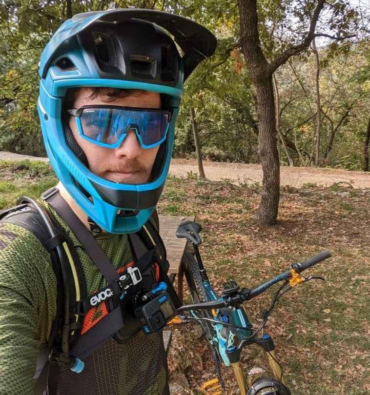 occhiale a mascherina per mtb ed enduro per casco integrale con mentoniera lente fotocromatica specchiata