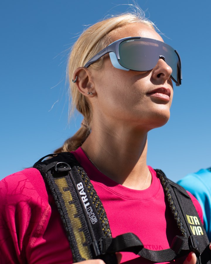 Occhiale da donna per alpinismo avvolgente specchiato modello STUBAIER PLUS con protezioni laterali dalla luce