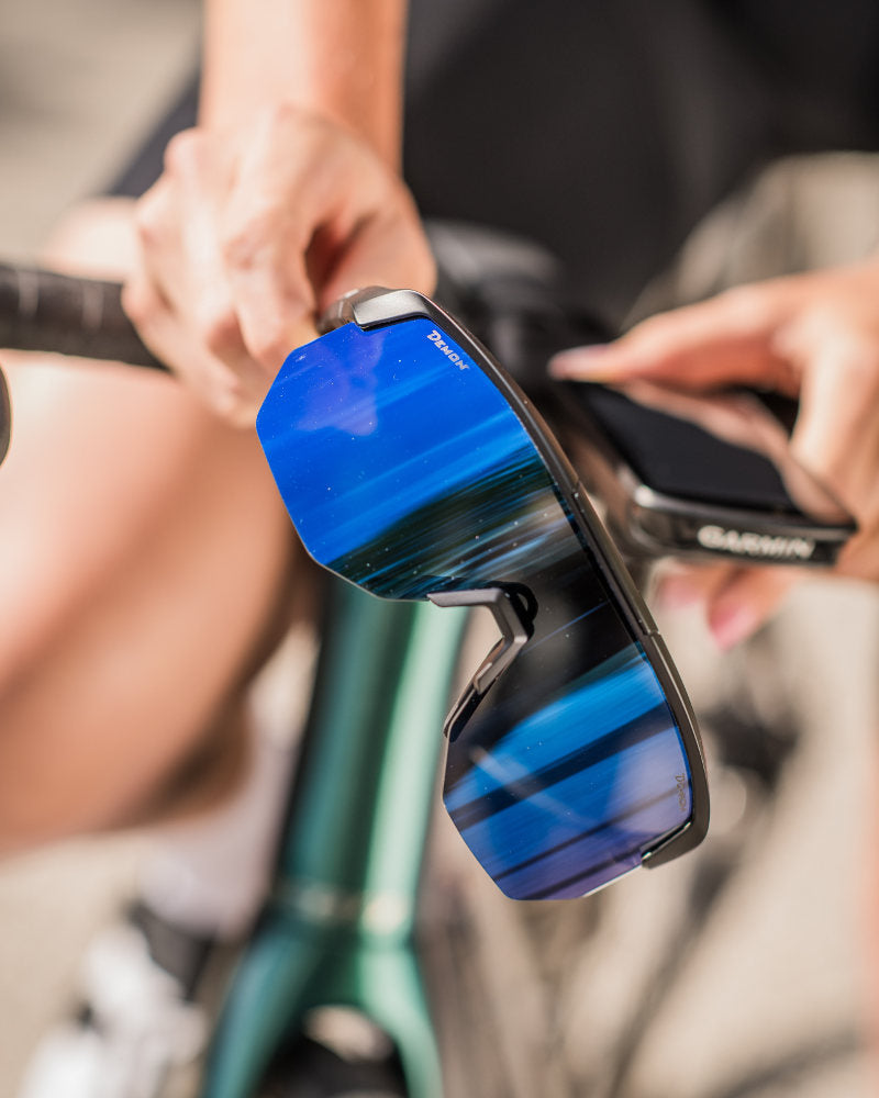 occhiale da donna per ciclismo su strada e gravel a mascherina lente fotocromatica specchiata blu modello fiandre
