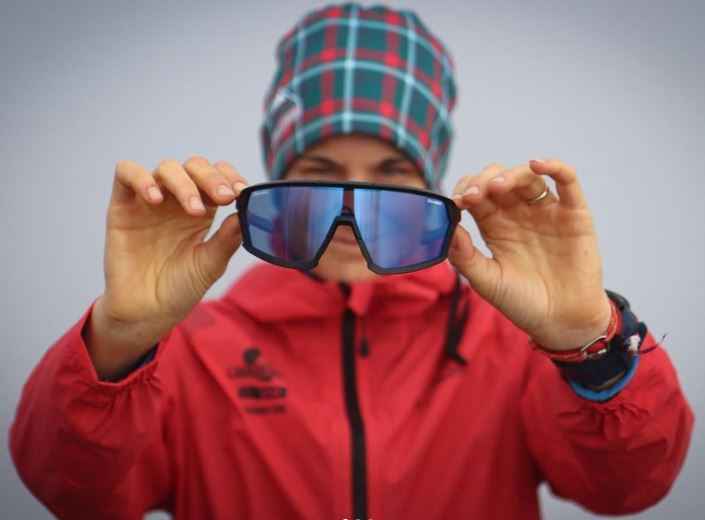 occhiale da donna per trail running a mascherina lente fotocromatica specchiata blu
