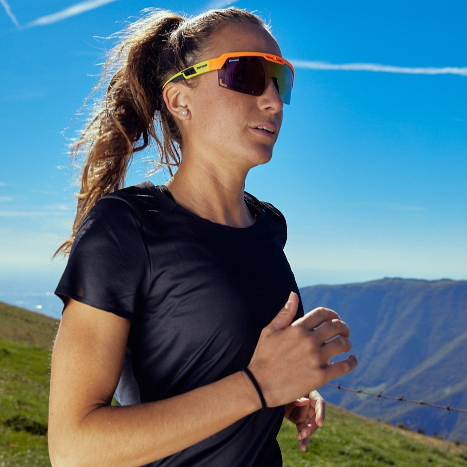 Occhiale da donna per trail running a mascherina lente fotocromatica specchiata colore arancio fluo