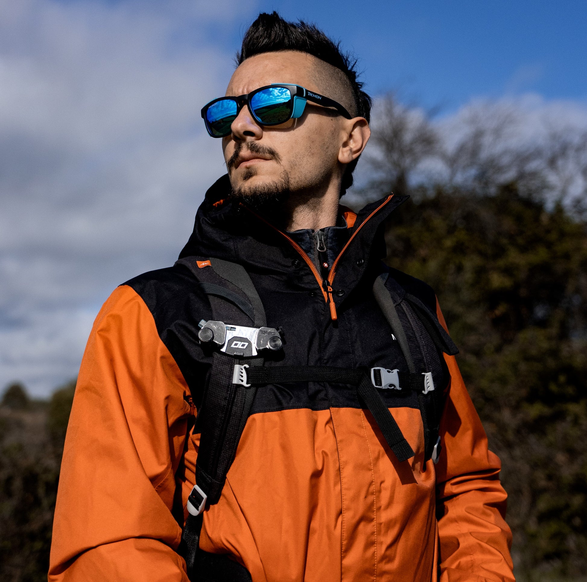 Hiking glasses with polarized lens with protective partsone lateral from the light
