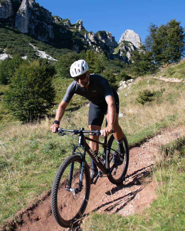 occhiale da mountain bike con lente a mascherina fotocromatica specchiata rossa modello STUBAIER nero opaco
