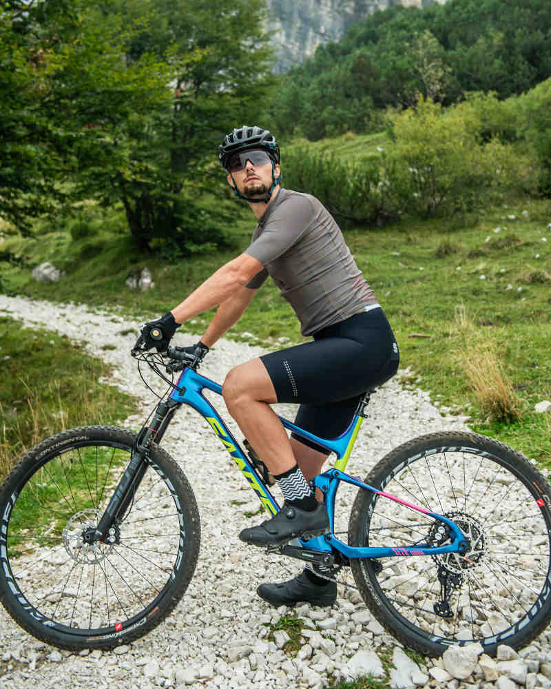 occhiale da mountain bike con lente fotocromatica da trasparente per ogni condizione di luce anche per notturna