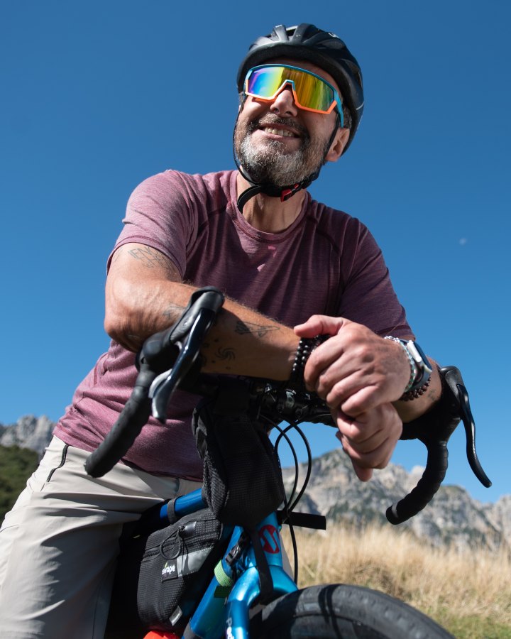 Occhiale per bici gravel e cicloturismo lente specchiata gialla a mascherina colore azzurro arancio modello GRAVEL