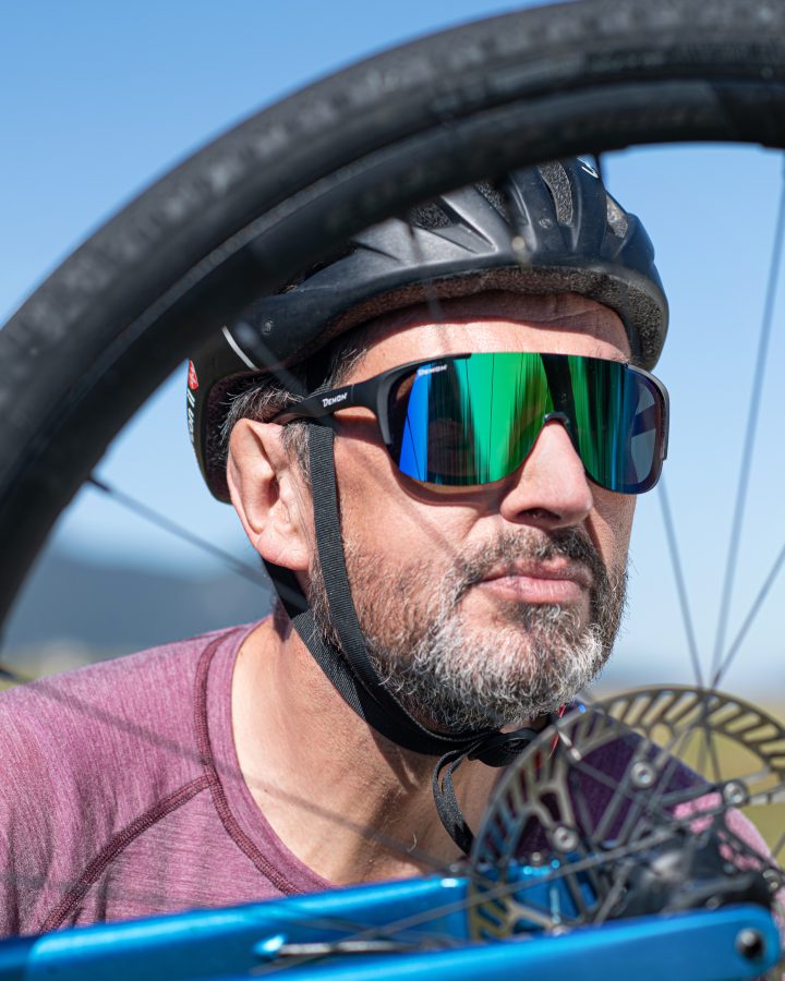 occhiale per cicloturismo a mascherina lente specchiata modello stubaier nero opaco verde