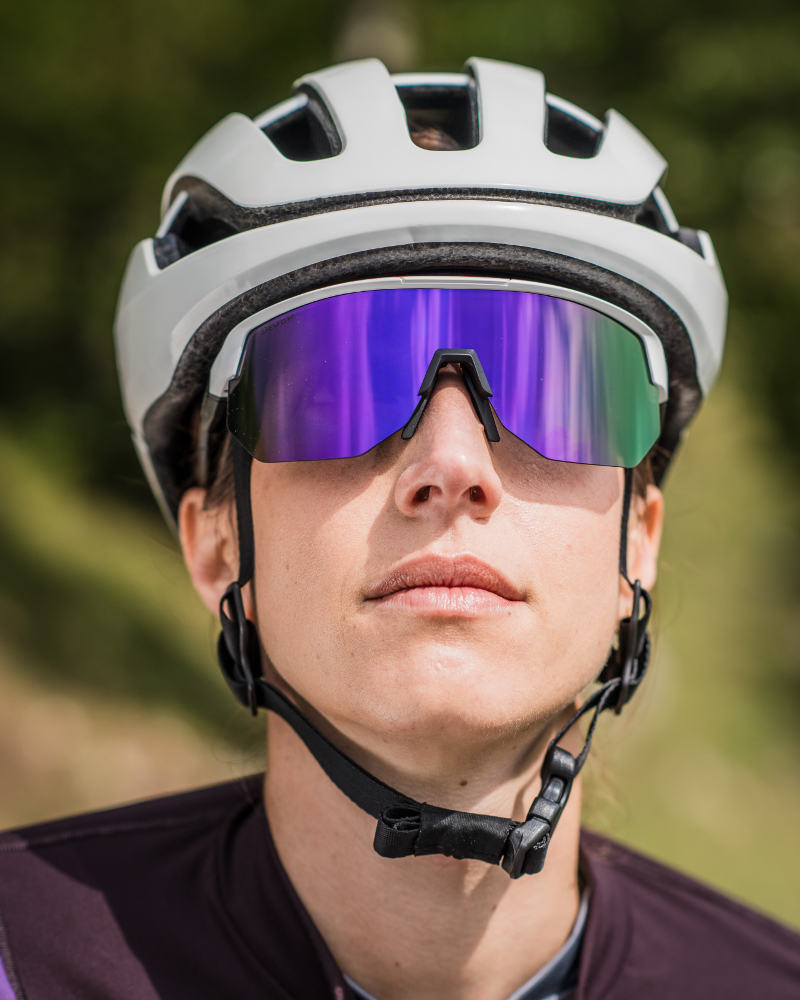 occhiali da donna per bici da corsa e gravel con lente specchiata viola modello fiandre
