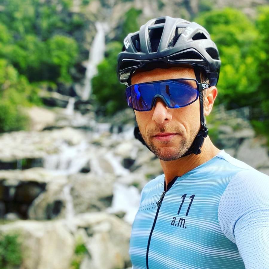 cycling glasses with blue mirrored photochromic lens