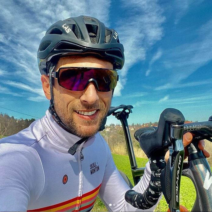 cycling glasses for bdc and mtb with red mirrored photochromic lens